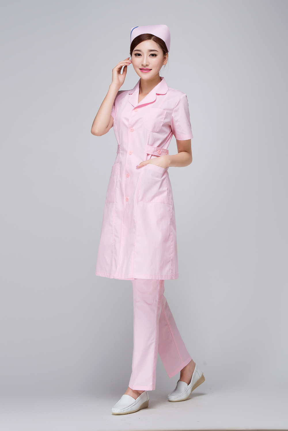 Халат и колпак. Одежда медсестры. Халат медицинский женский розовый. Костюм медицинский женский. Медсестра форма одежды.